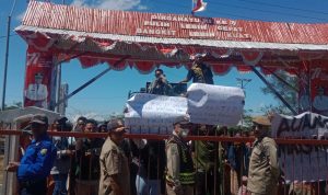 Ratusan Warga Boking Seruduk Kantor Bupati TTS.