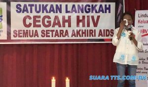 Air Mata Marselina Warnai Malam Renungan AIDS di TTS