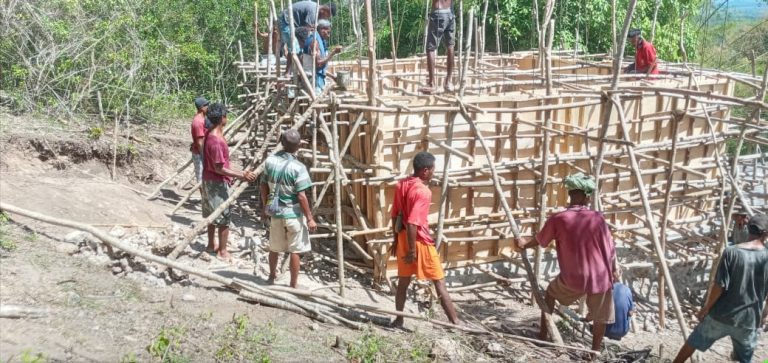 Babinsa Koramil 1621-02/Amanuban Tengah Pimpin Warga Desa Ello Bangun 2 Bak Penampung Air