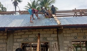 Karya Bakti TNI,Babinsa Koramil Molo Utara Ikut Memasang Atap Gereja.