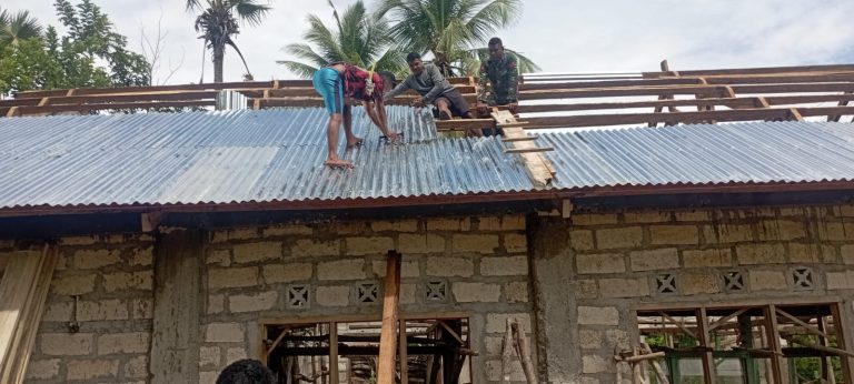 Karya Bakti TNI,Babinsa Koramil Molo Utara Ikut Memasang Atap Gereja.