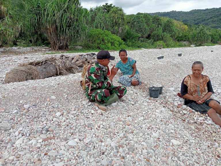 Babinsa 1621/TTS Himbau Warga Pesisir Pantai Kolbano Waspadai Cuaca Ekstrim