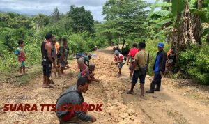 Yudi Selan Bantu Tutup Jalan Berlubang Di Kelurahan Kobekamusa