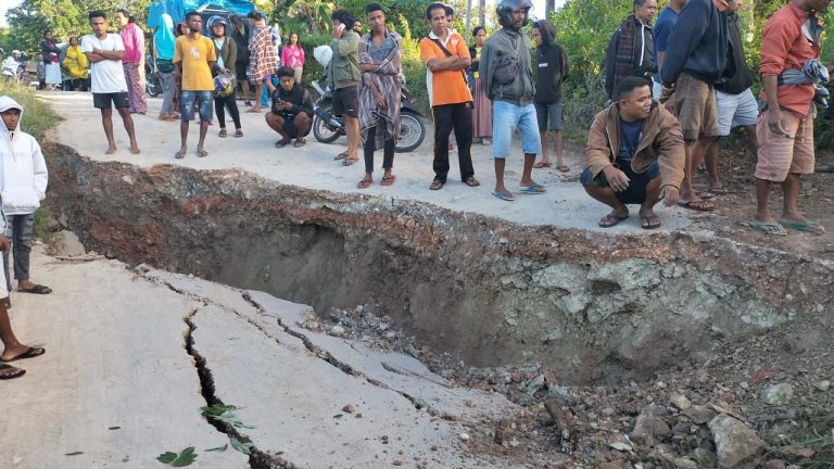 Ruas Jalan Kie-Oinlasi Rusak Akibat Gempa, Tim Dinas PU Turun Lokasi