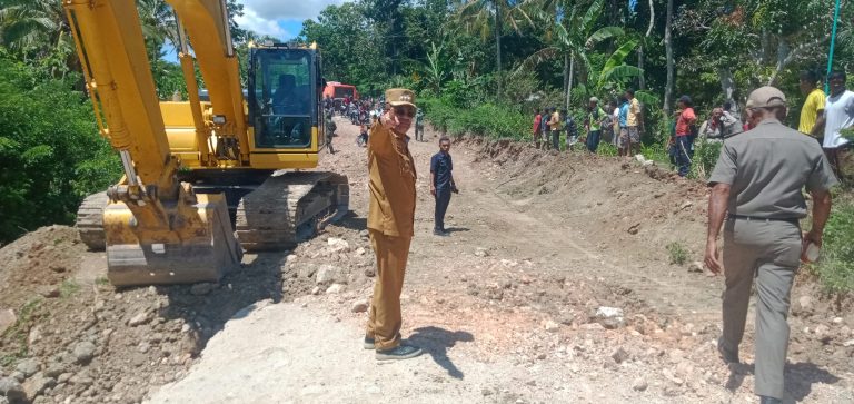 Tanggap Darurat, Pemda TTS Turunkan Alat Berat Perbaiki Ruas Jalan Ki’e Oinlasi.