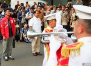 Kaesang diiringi Mars PSI setibanya di kediaman Prabowo