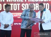 Penyerahan hasil pemeriksaan kesehatan pasangan bacapres dan bacawapres