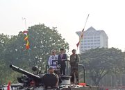 Jokowi naik tank cek kesiapan pasukan di HUT ke-78 TNI