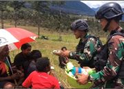 Kodam XVII/Cendrawasih salurkan bansos ke warga pengungsi Erogobak