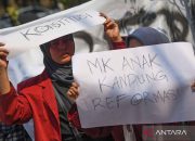 Pengunjuk rasa tuntut MK netral