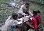 Bhabinkamtibmas ajarkan baca tulis kepada lansia di Jayapura