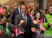 Presiden Jokowi joget bareng WNI dan pengendara ojol di Vietnam