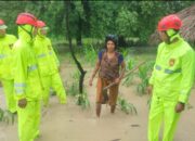 Bersama Masyarakat: Personel Ditsamapta Polda NTT Bantu Penanggulangan Banjir Amanuban Selatan.-