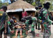 Prajurit Yonif 751/VJS bantu evakuasi warga Sinak yang sakit