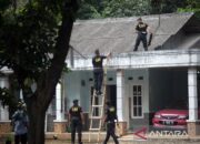 Tim penjinak bahan peledak sisir rumah warga cari serpihan material amunisi