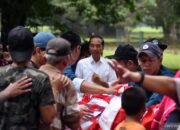 Presiden bagi-bagi sembako untuk warga Bogor