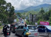 Polisi berlakukan sistem satu arah sejak pagi antisipasi macet Puncak