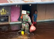 Babinsa Posramil bantu salurkan logistik bagi korban banjir di Kurik