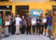 SERAHKAN  ADMINDUK HASIL PROGRAM LAIS MANEKAT DI BAUMATA TIMUR, PJ.BUPATI HARAPKAN PELAYANAN KEPENDUDUKAN SEMAKIN MUDAH DIJANGKAU MASYARAKAT