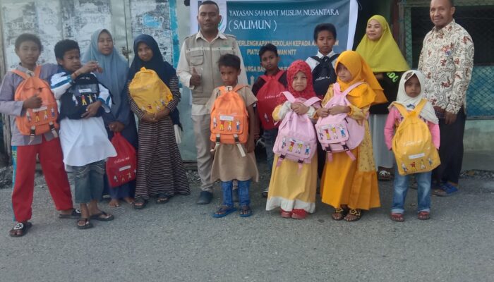 Salimun Salurkan Bantuan Perlengkapan Sekolah untuk Anak Yatim di Pedalaman NTT