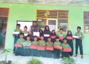 Relawan Nusantara Bagikan Sepatu Sekolah Untuk Siswa Yatim Dhuafa Di MIS Wateng Kab Lembata