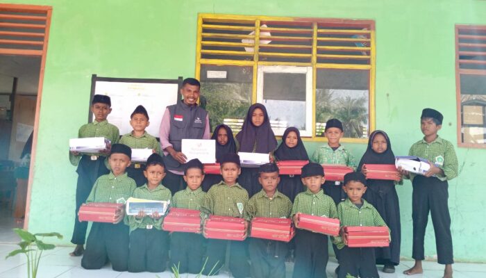 Relawan Nusantara Bagikan Sepatu Sekolah Untuk Siswa Yatim Dhuafa Di MIS Wateng Kab Lembata