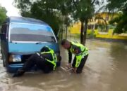Dua Anggota Lantas Polres Kupang Kota Membantu Mobil Yang Mogok Didepan Gedung Golkar