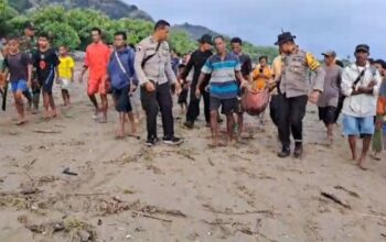 TIM SAR GABUNGAN BERHASIL TEMUKAN KORBAN YANG DI PANTAI PERAIRAN WINI KECAMATAN KAB. TTU NTT