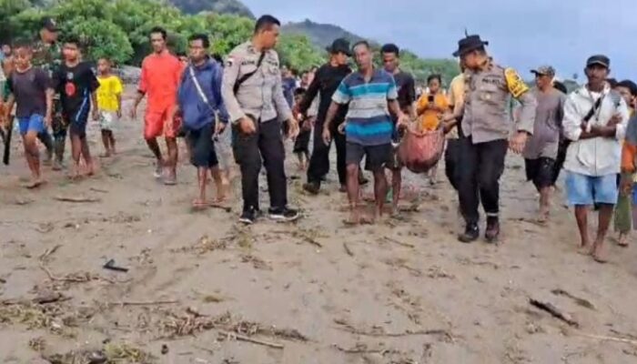 TIM SAR GABUNGAN BERHASIL TEMUKAN KORBAN YANG DI PANTAI PERAIRAN WINI KECAMATAN KAB. TTU NTT
