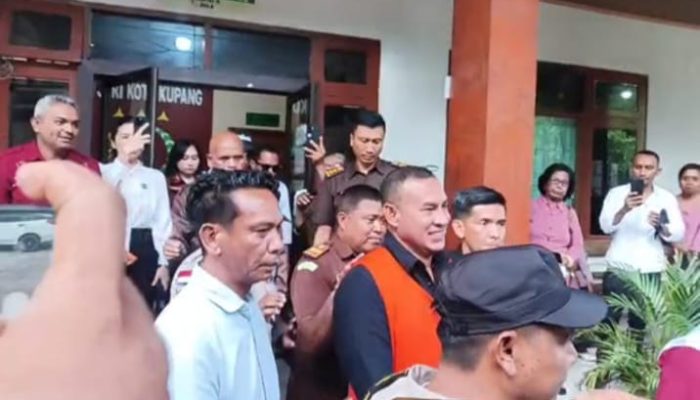 Tersandung Kasus Terlantarkan Anak dan Istri, Anggota DPRD Mokris Lay Terancam 5 Tahun Penjara