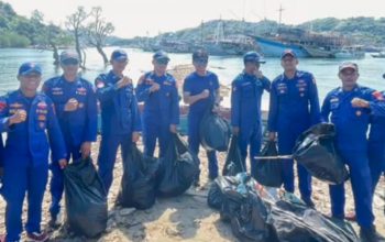 Ditpolairud Polda NTT Gelar Aksi Bersih Pantai di Pulau Monyet Labuan Bajo