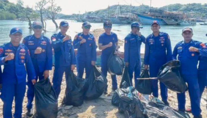 Ditpolairud Polda NTT Gelar Aksi Bersih Pantai di Pulau Monyet Labuan Bajo