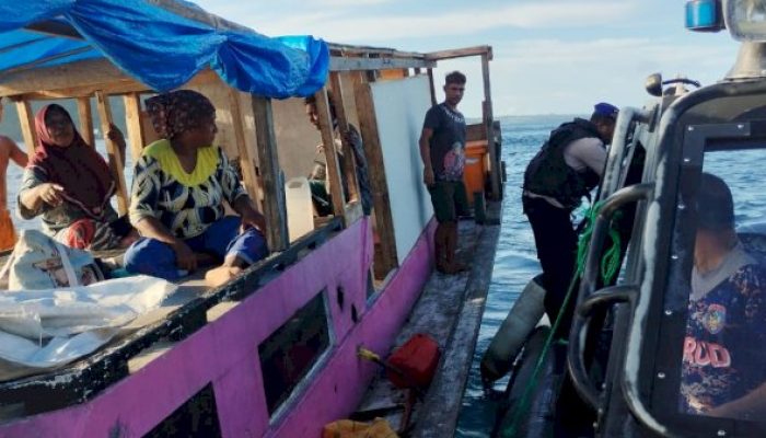 Sat Polairud Polres Alor Bantu Evakuasi KM Atambua Jaya di Perairan Pantar
