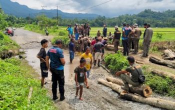 Brimob Polda NTT dan Polsek Wewaria Perbaiki Jembatan Darurat Akses Tiga Desa di Ende