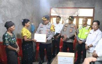 Wujud Empati Polri, Polda NTT Beri Bantuan Tali Asih serta Pendampingan Psikologis bagi Keluarga Korban di Ngada