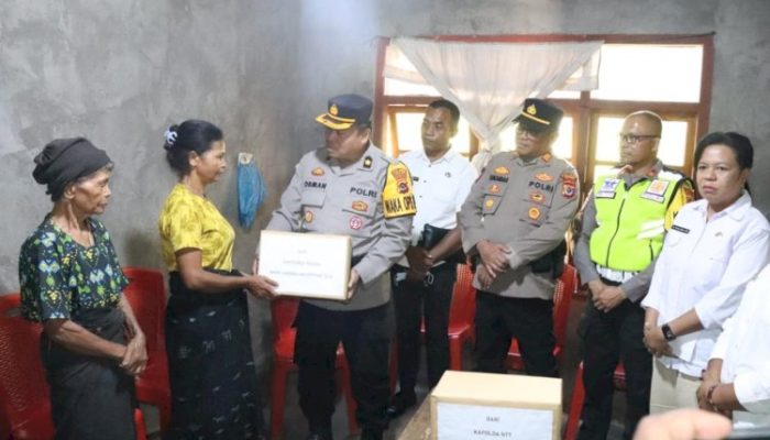 Wujud Empati Polri, Polda NTT Beri Bantuan Tali Asih serta Pendampingan Psikologis bagi Keluarga Korban di Ngada