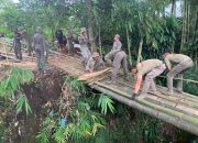 Kompi 2 Yon B Pelopor Brimob Polda NTT Perbaiki Jembatan Penghubung di Kampung Kedutu, Manggarai