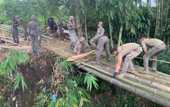 Kompi 2 Yon B Pelopor Brimob Polda NTT Perbaiki Jembatan Penghubung di Kampung Kedutu, Manggarai