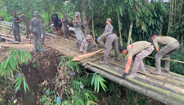 Kompi 2 Yon B Pelopor Brimob Polda NTT Perbaiki Jembatan Penghubung di Kampung Kedutu, Manggarai