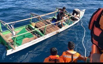 TIM SAR GABUNGAN BERHASIL EVAKUASI 3 KORBAN MATI MESIN DAN HILANG KONTAK DI PERAIRAN DESA DIU, ROTE NDAO – NTT