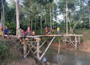 Gotong-royong Bangun Jembatan Darurat, Brimob Polda NTT Dukung Akses Pendidikan Anak di Sumba