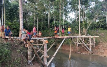 Gotong-royong Bangun Jembatan Darurat, Brimob Polda NTT Dukung Akses Pendidikan Anak di Sumba