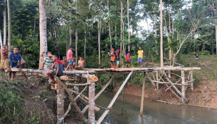Gotong-royong Bangun Jembatan Darurat, Brimob Polda NTT Dukung Akses Pendidikan Anak di Sumba