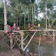 Gotong-royong Bangun Jembatan Darurat, Brimob Polda NTT Dukung Akses Pendidikan Anak di Sumba