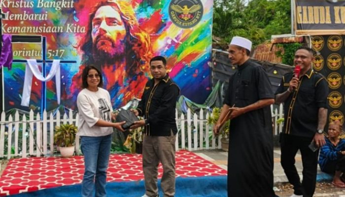 Hibur Penonton Pawai Paskah Ormas Garuda Ntt, (GKNTT) Hadirkan Games, Stand Up Comedy dan Berbagi sembako