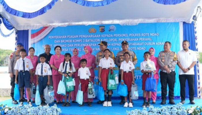Kapolda NTT Serahkan Perahu dan Sembako untuk Anak Pesisir di Landu Leko