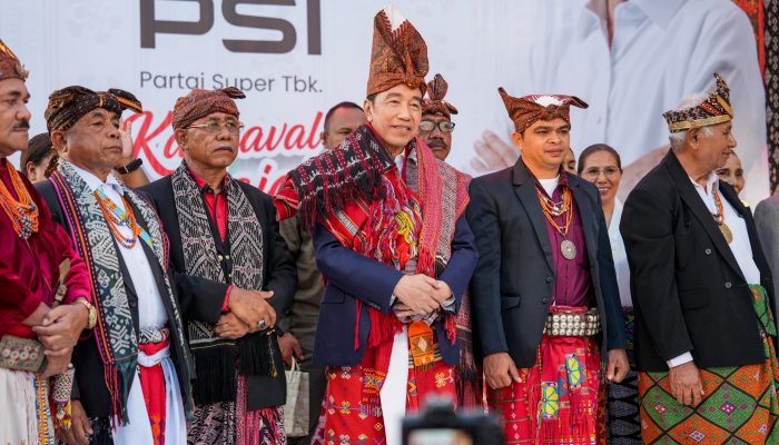 Dihadiri Ribuan Warga, 8 Raja Timor Nobatkan Jokowi Jadi Sesepuh Raja Timor di Kupang