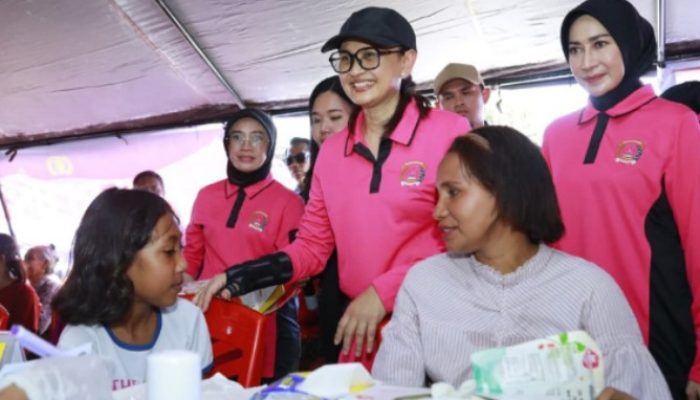 Ketua Umum Bhayangkari Gelar Bakti Sosial dan Bakti Kesehatan bagi Pengungsi Gempa Flores