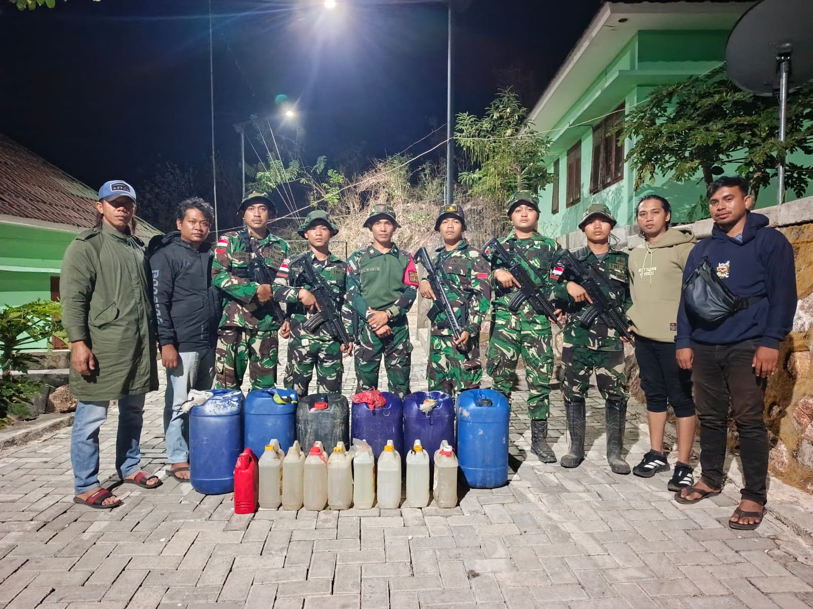 Tim gabungan saat mengamankan BBM, yang diduga akan dikirim secara ilegal ke Timor Leste, melalui jalur ilegal. Foto: Istimewa