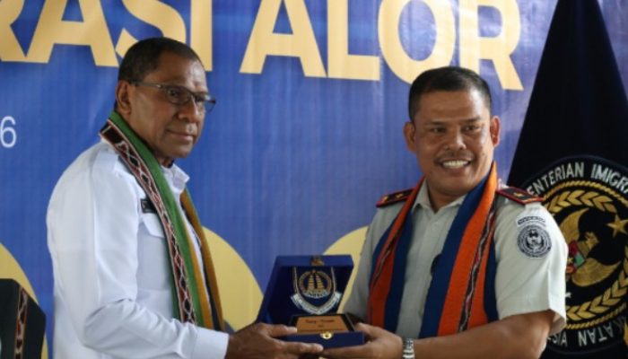 WAGUB NTT RESMIKAN BERANDA IMIGRASI ALOR, SERAHKAN PASPOR KEPADA MASYARAKAT DAN TINJAU LAYANAN